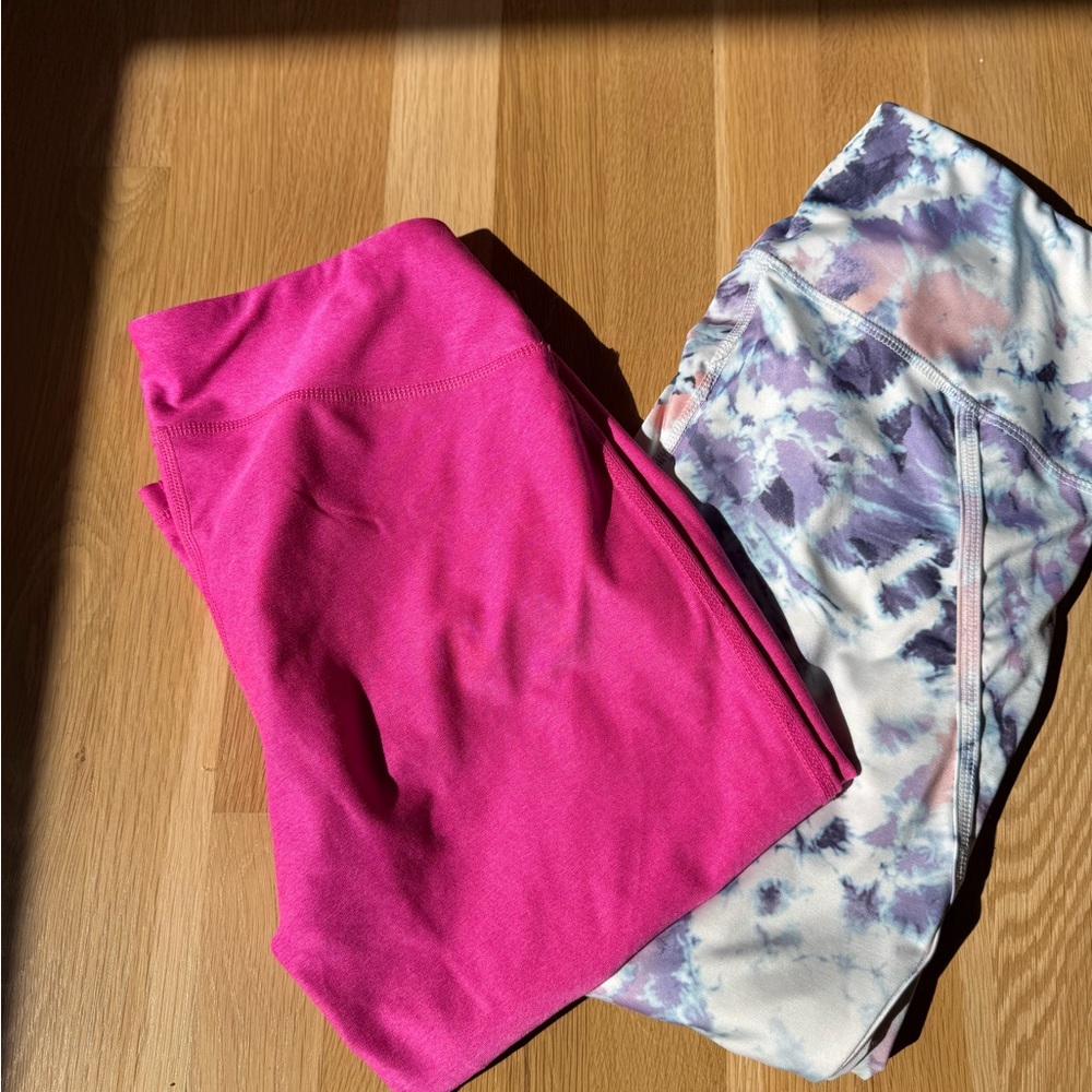 (2) Women’s leggings sz Medium